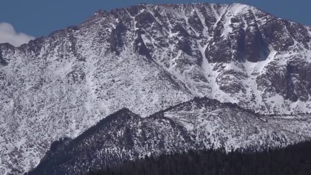 Λευκό Χιόνι Στους Κόκκους Των Βουνών Pikes Peak Στην Άνοιξη — Αρχείο Βίντεο