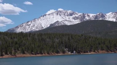 Pike Peak Panorama 'da. Colorado Baharı, Colorado, ABD 'deki Pikes Tepesi Dağları' nın en güzel manzarası.