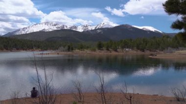 Pike Peak Panorama 'da. Colorado Baharı, Colorado, ABD 'deki Pikes Tepesi Dağları' nın en güzel manzarası.