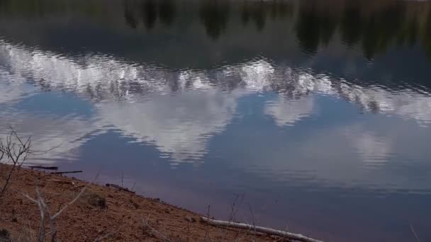 Отражение Заснеженных Гор Воде Озера Горы Пик Колорадо Спринг Сша — стоковое видео