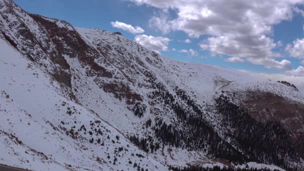 美国科罗拉多州科罗拉多春天皮克斯峰山顶的美丽风景 — 图库视频影像
