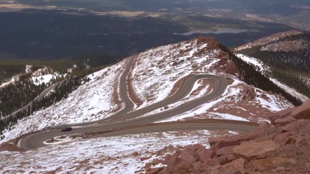 美しい蛇紋岩の道が 米国コロラド州パイクスピーク山にまで続いています — ストック動画