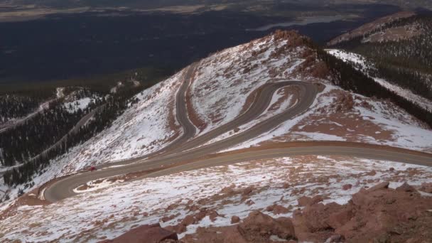 美しい蛇紋岩の道が 米国コロラド州パイクスピーク山にまで続いています — ストック動画