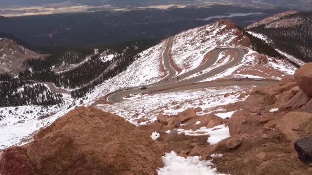 Vacker Ormväg Som Slingrar Sig Upp Till Pikes Peak Mountain — Stockvideo