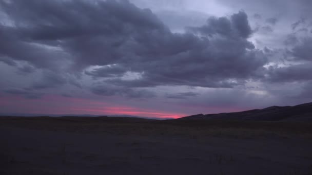 Coucher Soleil Rouge Sur Les Sommets Des Grandes Dunes Sable — Video