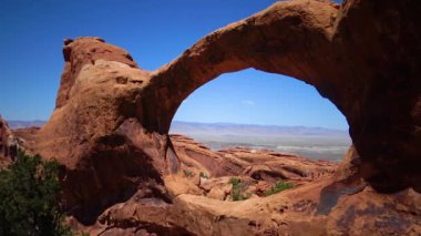 Double O Arch 'ın belirsiz görüntüsü. Arches Ulusal Parkı, Utah, MOAB, ABD 
