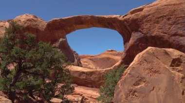 Double O Arch 'ın belirsiz görüntüsü. Arches Ulusal Parkı, Utah, MOAB, ABD 