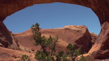 Double O Arch 'ın belirsiz görüntüsü. Arches Ulusal Parkı, Utah, MOAB, ABD 
