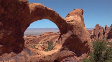 Double O Arch 'ın belirsiz görüntüsü. Arches Ulusal Parkı, Utah, MOAB, ABD 