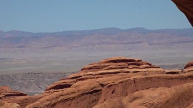 Double O Arch 'ın belirsiz görüntüsü. Arches Ulusal Parkı, Utah, MOAB, ABD 