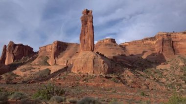 Erozyon kırmızı kayalar. Canyonlands Ulusal Parkı Utah 'ta Moab, ABD yakınlarındadır.