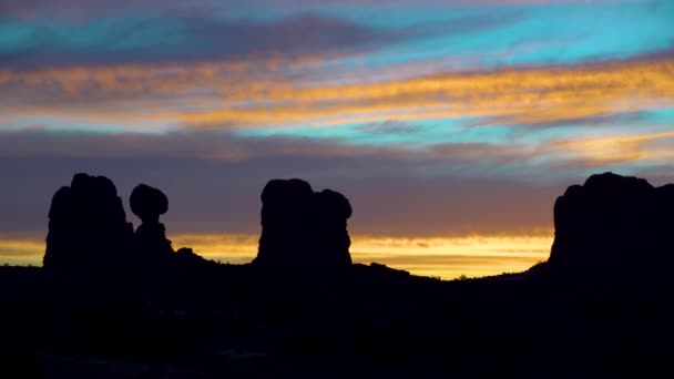 Este Naplemente Hátterében Hegyi Táj Vörös Hegyek Moab Utah Kanyonokban — Stock videók