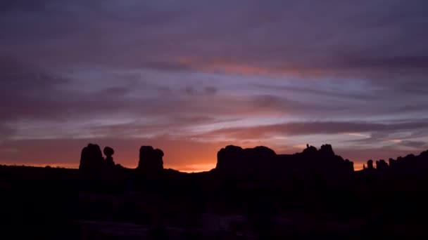 Pôr Sol Noite Contra Pano Fundo Paisagem Montanhosa Montanhas Vermelhas — Vídeo de Stock