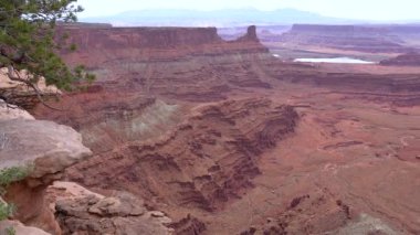Moab, Utah yakınlarındaki Canyonlands Ulusal Parkı 'ndaki Mesa Arch' tan görüntü