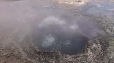 Kaynar su kaynayan gayzer. Büyük patlamalarla aktif gayzer. Yellowstone Ulusal Parkı, Wyoming, ABD
