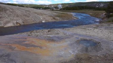 Sıcak termal yay, Yellowstone Ulusal Parkı 'nda sıcak havuz. Yosun-bakteriyel paspaslar. Wyoming, ABD