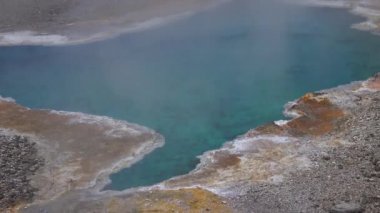Gayzerde kaynamış sıcak kristal berrak su. Yellowstone Ulusal Parkı. Wyoming, ABD