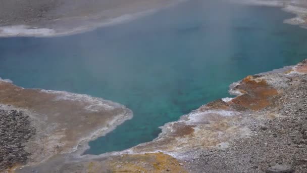 Kokend Heet Kristalhelder Water Een Geiser Nationaal Park Yellowstone Wyoming — Stockvideo
