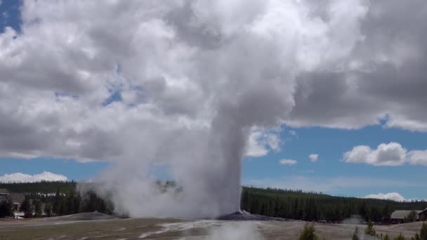 Geysir Old Faithful Bricht Yellowstone Nationalpark Bundesstaat Wyoming Aus — Stockvideo