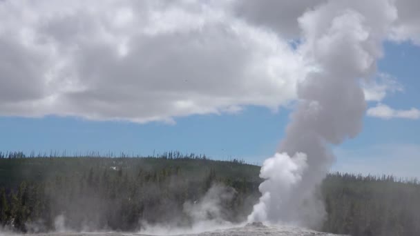 Извержения Гейзера Старого Верного Йеллоустонском Национальном Парке Вайоминге Сша — стоковое видео