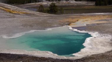 Gayzerde kaynamış sıcak kristal berrak su. Yellowstone Ulusal Parkı. Wyoming, ABD