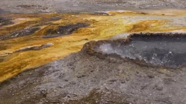 Kaynar su kaynayan gayzer. Büyük patlamalarla aktif gayzer. Yellowstone Ulusal Parkı, Wyoming, ABD