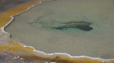 Gayzerde kaynamış sıcak kristal berrak su. Yellowstone Ulusal Parkı. Wyoming, ABD