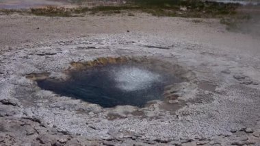 Kaynar su kaynayan gayzer. Büyük patlamalarla aktif gayzer. Yellowstone Ulusal Parkı, Wyoming, ABD