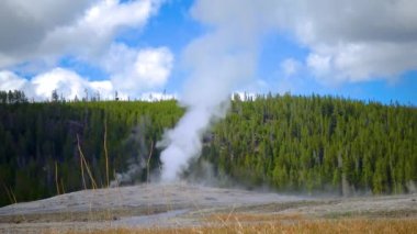Geyser Old Faithful, ABD 'nin Wyoming kentindeki Yellowstone Ulusal Parkı' nda patladı