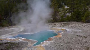 Gayzerde kaynamış sıcak kristal berrak su. Yellowstone Ulusal Parkı. Wyoming, ABD