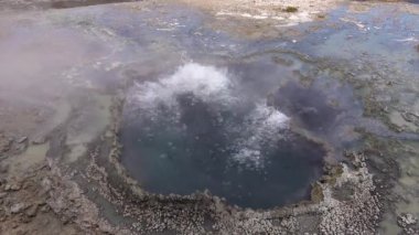 Kaynar su kaynayan gayzer. Büyük patlamalarla aktif gayzer. Yellowstone Ulusal Parkı, Wyoming, ABD