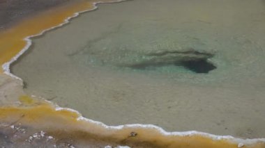 Gayzerde kaynamış sıcak kristal berrak su. Yellowstone Ulusal Parkı. Wyoming, ABD