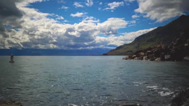 グレート ソルトレイク州立公園 ユタ州の五大塩湖の水に浮かぶ航海ブイ — ストック動画