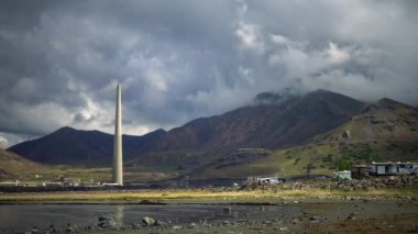 Petrol rafinerisi ve Büyük Tuz Gölü kıyısında dağların ve bulutların arka planına karşı gümüş elde etmek için bir fabrika. Utah, ABD