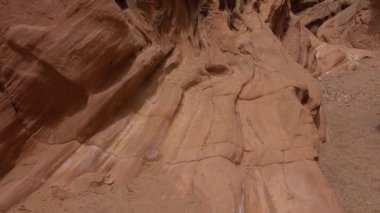 Kanyondaki su ve rüzgar uçurumları tarafından aşınmış. Küçük Vahşi At Kanyonu. San Rafael Swell, Utah.