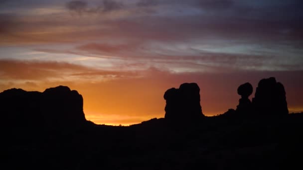 Este Naplemente Hátterében Hegyi Táj Vörös Hegyek Moab Utah Kanyonokban — Stock videók