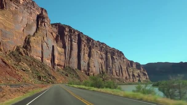 Egy Eróziós Vörös Sziklák Mentén Haladó Autóból Filmezünk Canyonlands Nemzeti — Stock videók