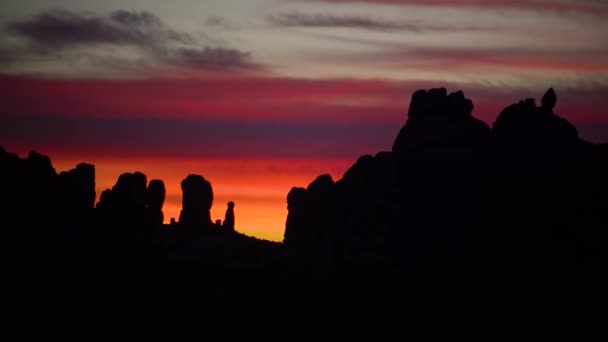 Este Naplemente Hátterében Hegyi Táj Vörös Hegyek Moab Utah Kanyonokban — Stock videók