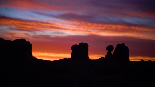 Este Naplemente Hátterében Hegyi Táj Vörös Hegyek Moab Utah Kanyonokban — Stock videók