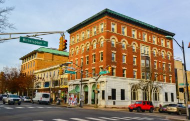 PRINCETON, NJ USA - NOVENBER 12, 2019: Princeton Üniversitesi 'nin ana Witherspoon ve Nassau girişinde kavşak, ABD