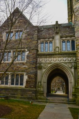 PRINCETON, NJ USA - NOVEMBER 12, 2019: Holder Hall binasının avlusu ve genel manzarası, mimari öğeleri. Princeton Üniversitesi, Princeton, New Jersey ABD