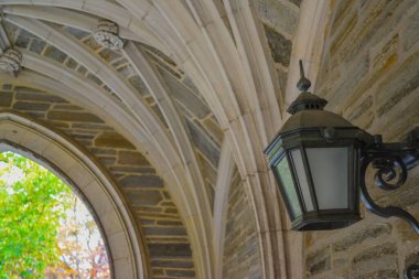 PRINCETON, NJ USA - NOVEMBER 12, 2019: Holder Hall binasının avlusu ve genel manzarası, mimari öğeleri. Princeton Üniversitesi, Princeton, New Jersey ABD