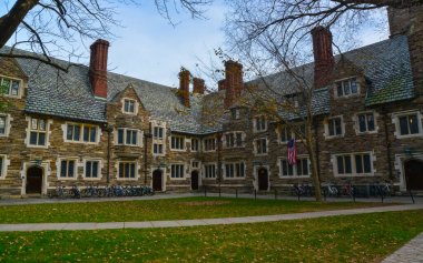 PRINCETON, NJ USA - NOVEMBER 12, 2019: Holder Hall binasının avlusu ve genel manzarası, mimari öğeleri. Princeton Üniversitesi, Princeton, New Jersey ABD