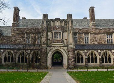 PRINCETON, NJ USA - NOVEMBER 12, 2019: Holder Hall binasının avlusu ve genel manzarası, mimari öğeleri. Princeton Üniversitesi, Princeton, New Jersey ABD