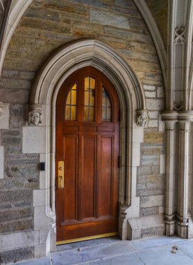 PRINCETON, NJ USA - 12, 2019: Holder Hall, Princeton Üniversitesi Okulu 'nda sahte metal menteşeli antik ahşap kapılar. New Jersey ABD