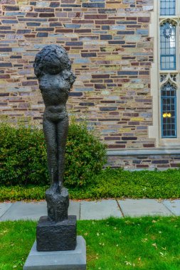 PRINCETON, NJ USA - NOVEMBER 12, 2019: Sanat objesi, Princeton Üniversitesi eğitim binasının yakınındaki bir kızın stilize edilmiş figürü. New Jersey ABD