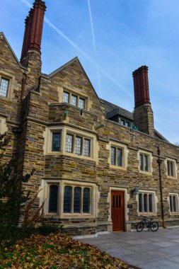 PRINCETON, NJ USA - 12 Kasım 2019: Princeton Üniversitesi 'nin eğitim binası yakınında bisiklet kullanan öğrenciler. Ivy League Kolej Binası, Princeton Üniversitesi, NJ USA
