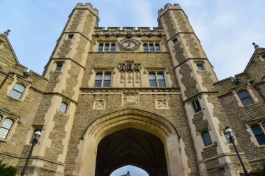 PRINCETON, NJ USA - NOVEMBER 12, 2019: Princeton Üniversitesi duvarlarında üniversite binası ve mimari tasarım unsurları. New Jersey