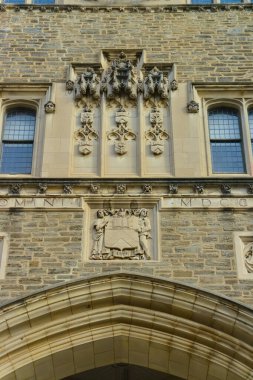 PRINCETON, NJ USA - NOVEMBER 12, 2019: Princeton Üniversitesi duvarlarında üniversite binası ve mimari tasarım unsurları. New Jersey