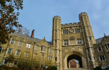PRINCETON, NJ USA - NOVEMBER 12, 2019: Princeton Üniversitesi duvarlarında üniversite binası ve mimari tasarım unsurları. New Jersey